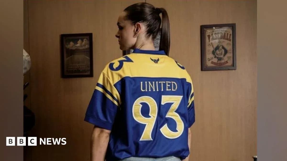 Человек в футболке с номером 93 и надписью UNITED Человек в футболке с номером 93 и надписью UNITED