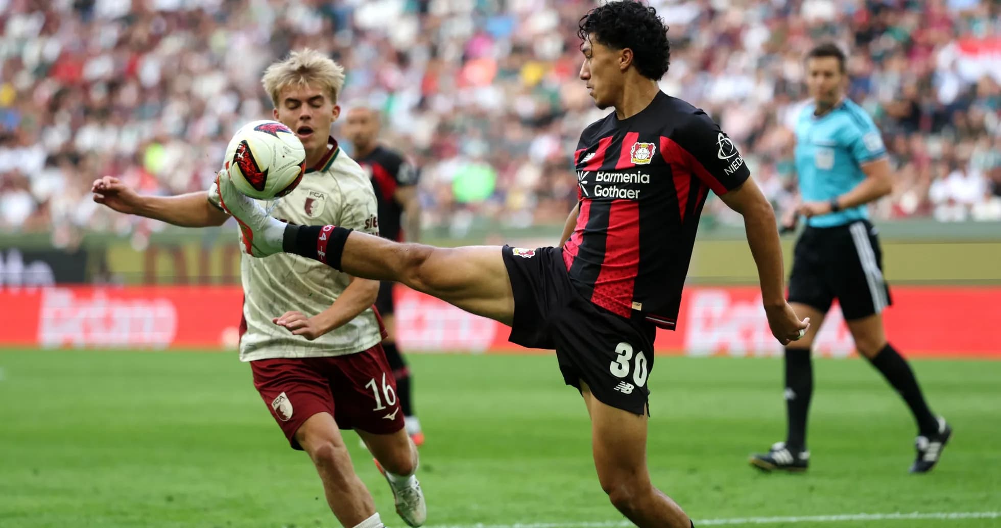 Игроки команды Bayer 04 Leverkusen в момент игры Игроки команды Bayer 04 Leverkusen в момент игры