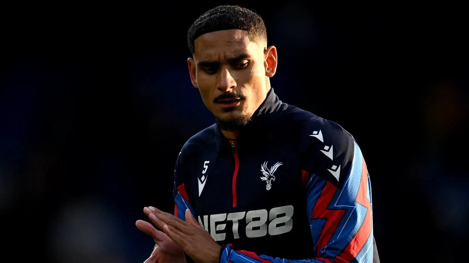 Игрок Crystal Palace на поле перед матчем Игрок Crystal Palace на поле перед матчем