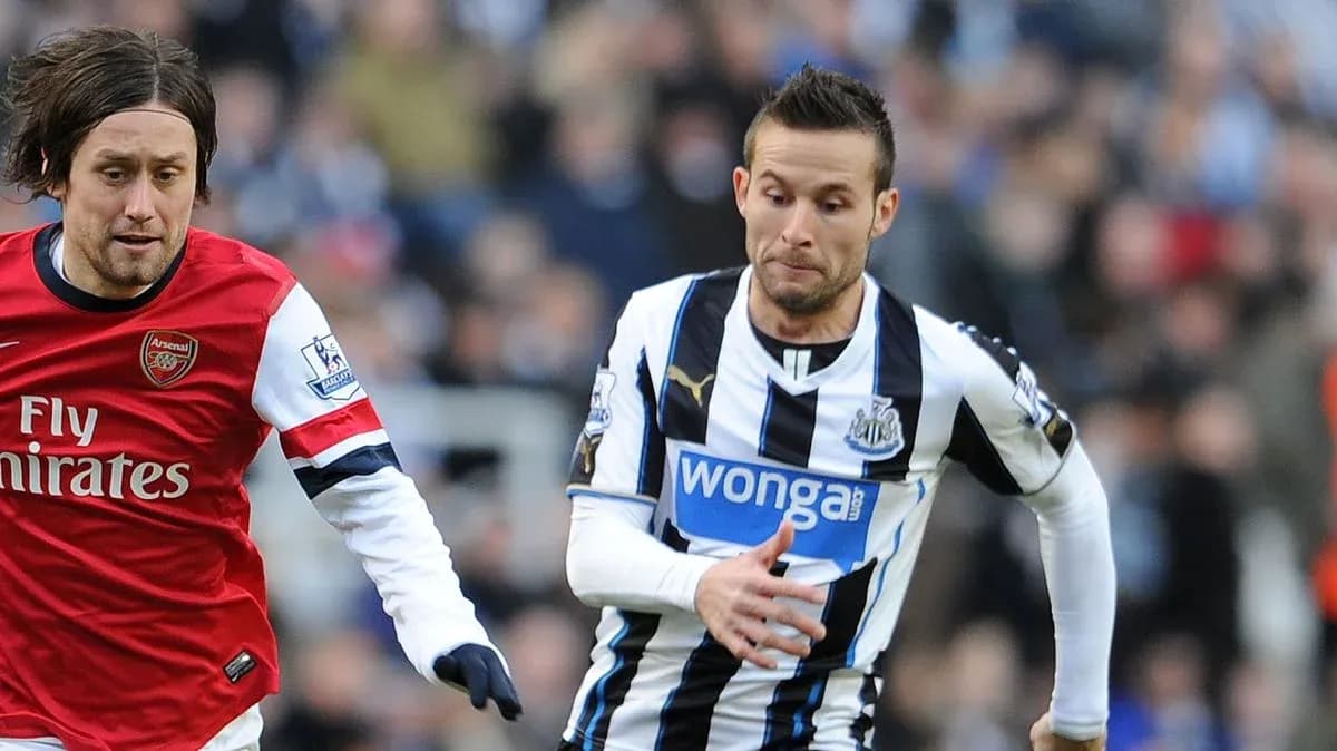 Игроки Арсенала и Ньюкасла в борьбе за мяч Игроки Арсенала и Ньюкасла в борьбе за мяч