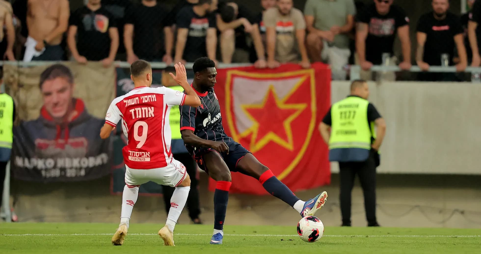 Игроки FK Crvena Zvezda и Hapoel Beer Sheva на поле Игроки FK Crvena Zvezda и Hapoel Beer Sheva на поле