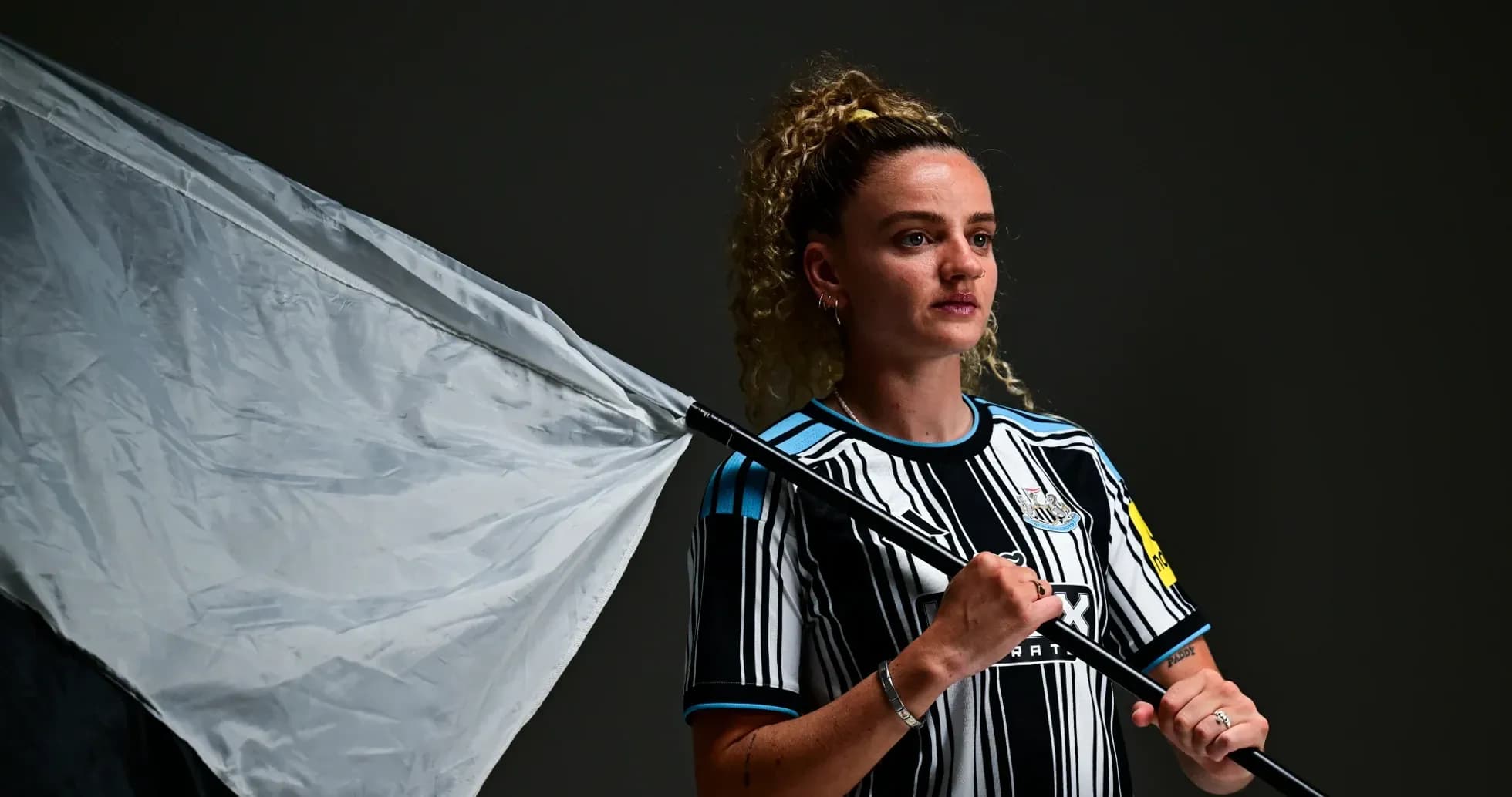 Игрок с флагом в форме Newcastle United Игрок с флагом в форме Newcastle United