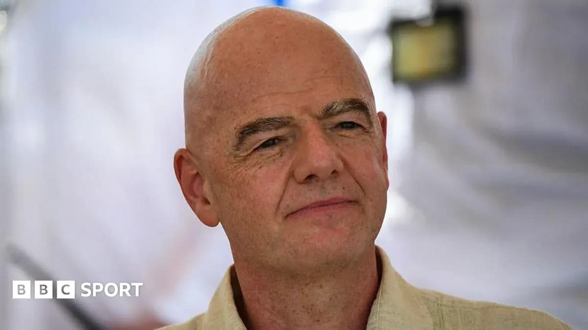 Человек с лысой головой на фоне белого занавеса Человек с лысой головой на фоне белого занавеса