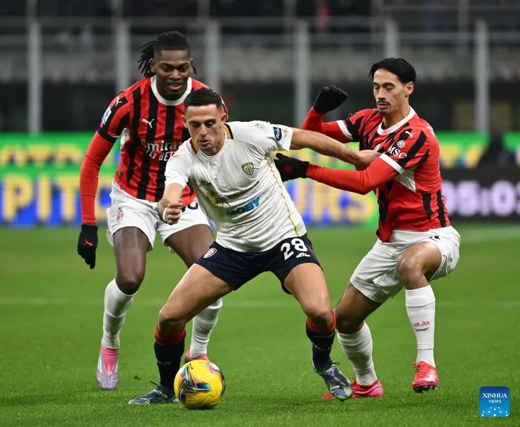 Игроки AC Milan и Cagliari борются за мяч Игроки AC Milan и Cagliari борются за мяч