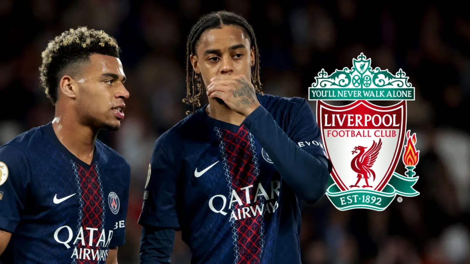 Два игрока PSG обсуждают игру на поле Два игрока PSG обсуждают игру на поле