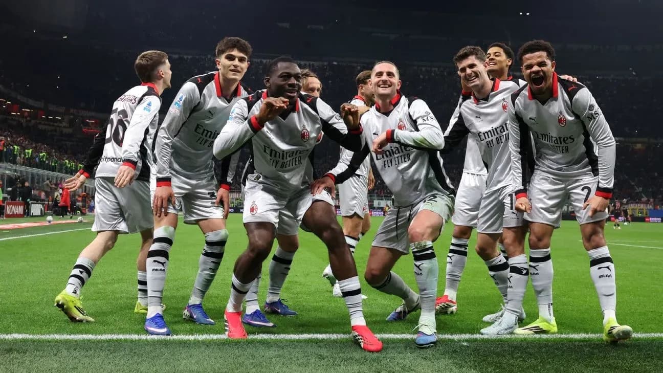 Игроки AC Milan празднуют гол на стадионе Игроки AC Milan празднуют гол на стадионе