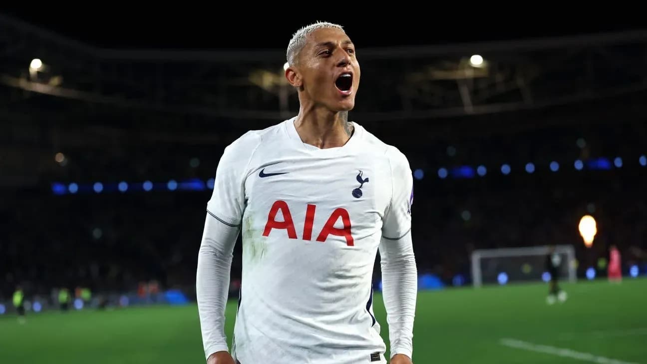 Игрок Тоттенхэма празднует гол на поле Игрок Тоттенхэма празднует гол на поле