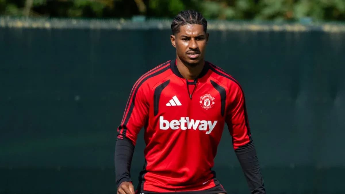 Игрок Manchester United на тренировочном поле Игрок Manchester United на тренировочном поле