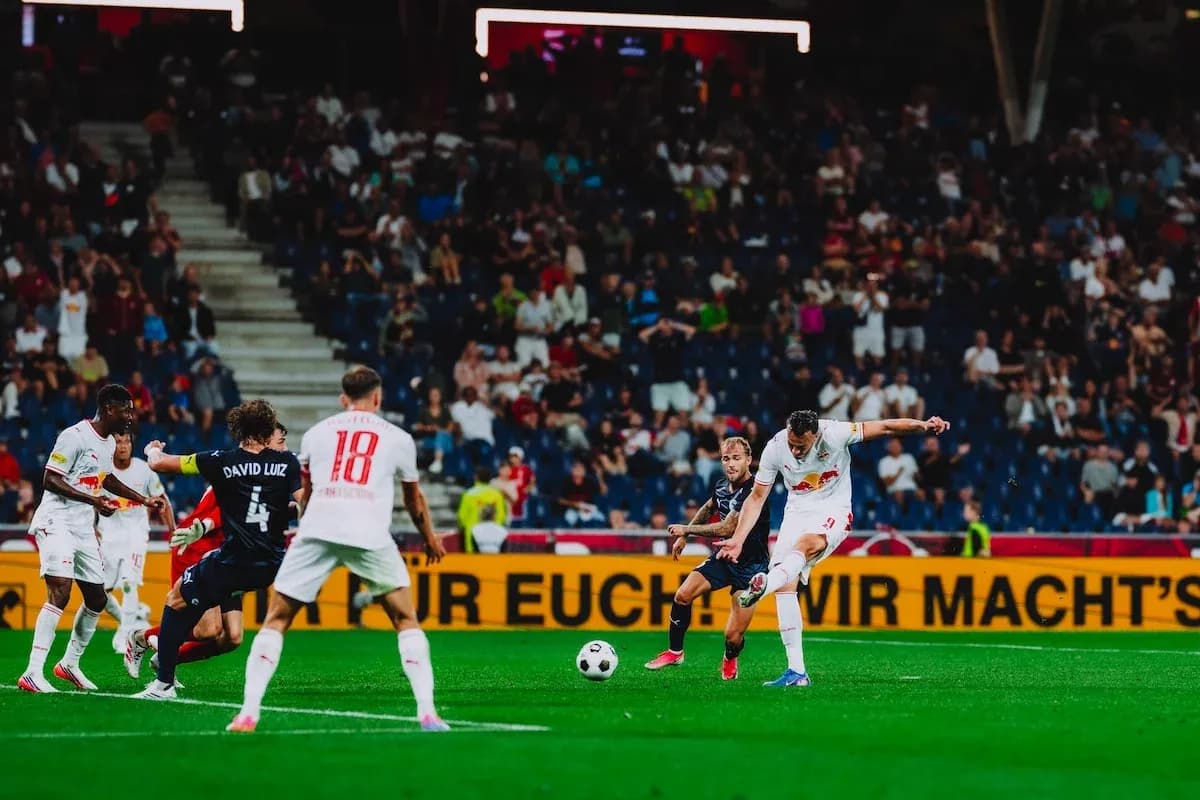 Игроки Red Bull Salzburg в атаке Игроки Red Bull Salzburg в атаке