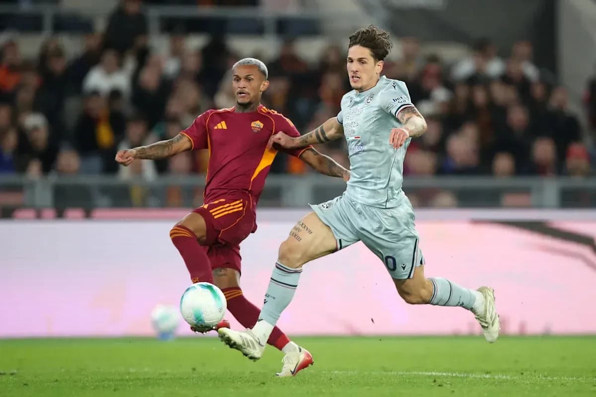 Игроки AS Roma и Лацио борются за мяч Игроки AS Roma и Лацио борются за мяч