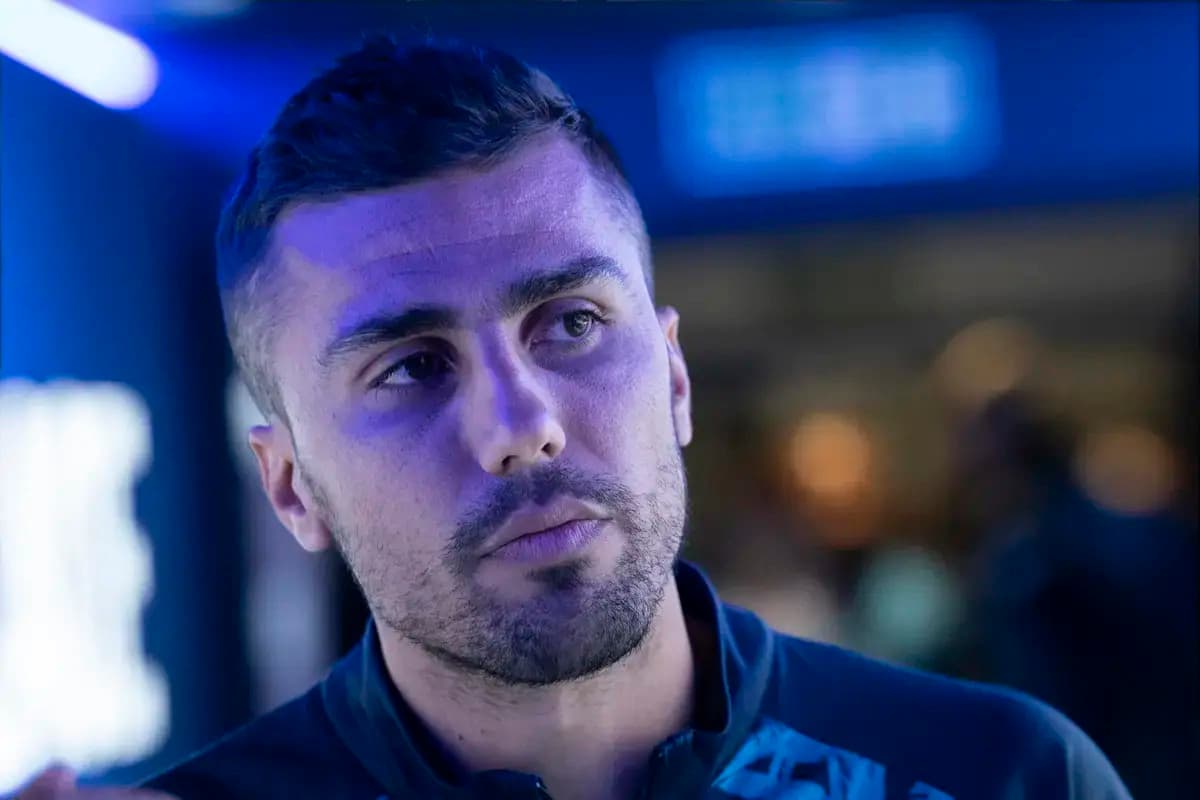 Спортсмен на фоне синего освещения Спортсмен на фоне синего освещения