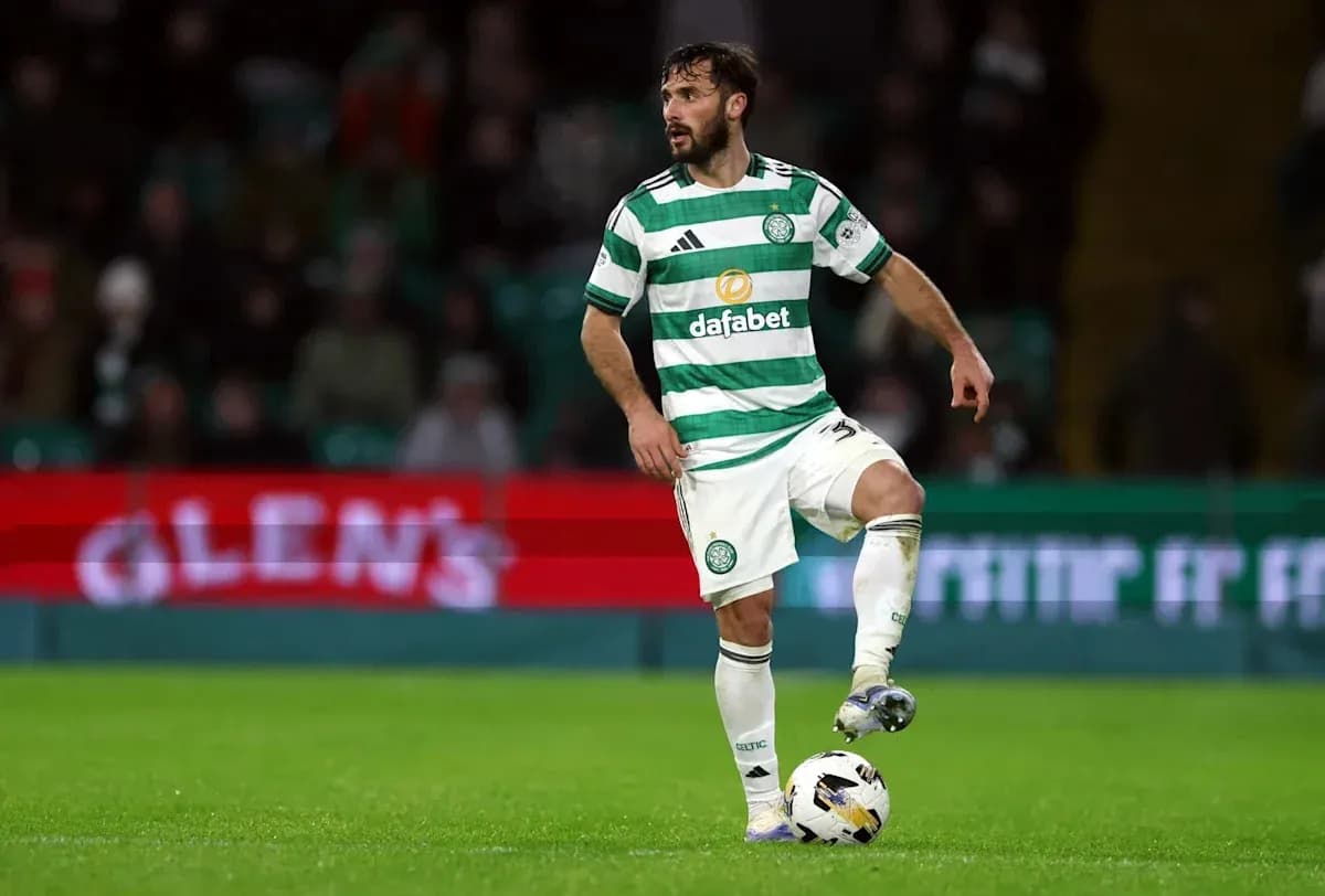 Игрок Celtic с мячом на поле во время матча Игрок Celtic с мячом на поле во время матча