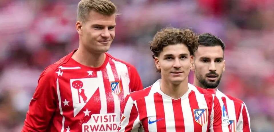 Игроки Атлетико Мадрид на поле перед матчем Игроки Атлетико Мадрид на поле перед матчем
