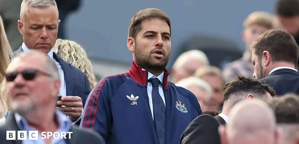 Человек в спортивной одежде Newcastle среди зрителей Человек в спортивной одежде Newcastle среди зрителей
