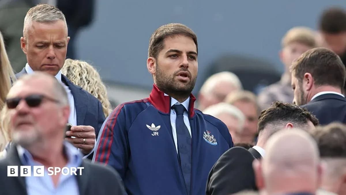 Человек в спортивной одежде Newcastle среди зрителей Человек в спортивной одежде Newcastle среди зрителей