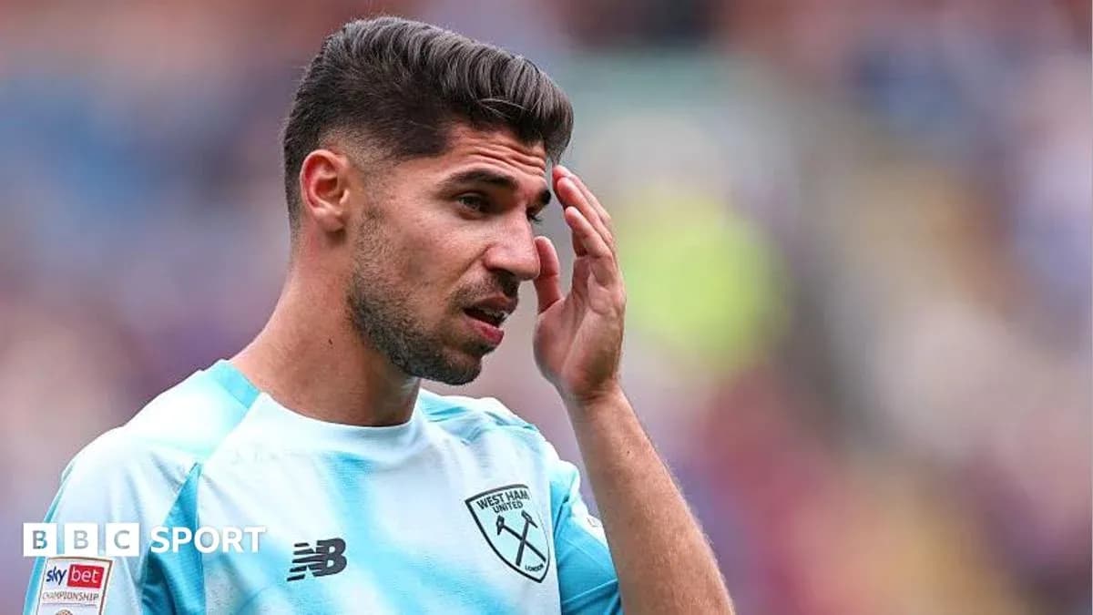 Игрок West Ham United во время матча Игрок West Ham United во время матча