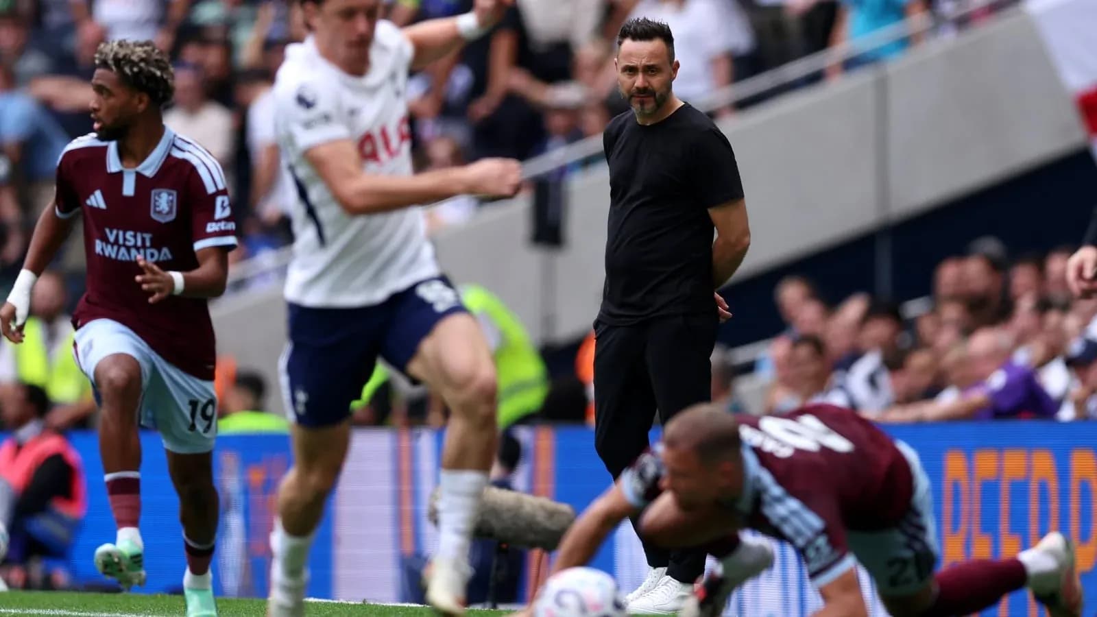 Игроки Aston Villa и Tottenham на поле во время матча Игроки Aston Villa и Tottenham на поле во время матча