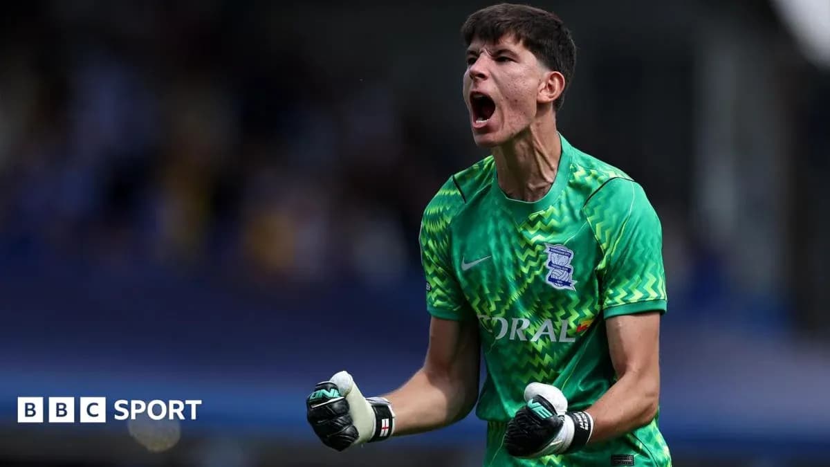 Вратарь Birmingham City празднует успешный момент Вратарь Birmingham City празднует успешный момент