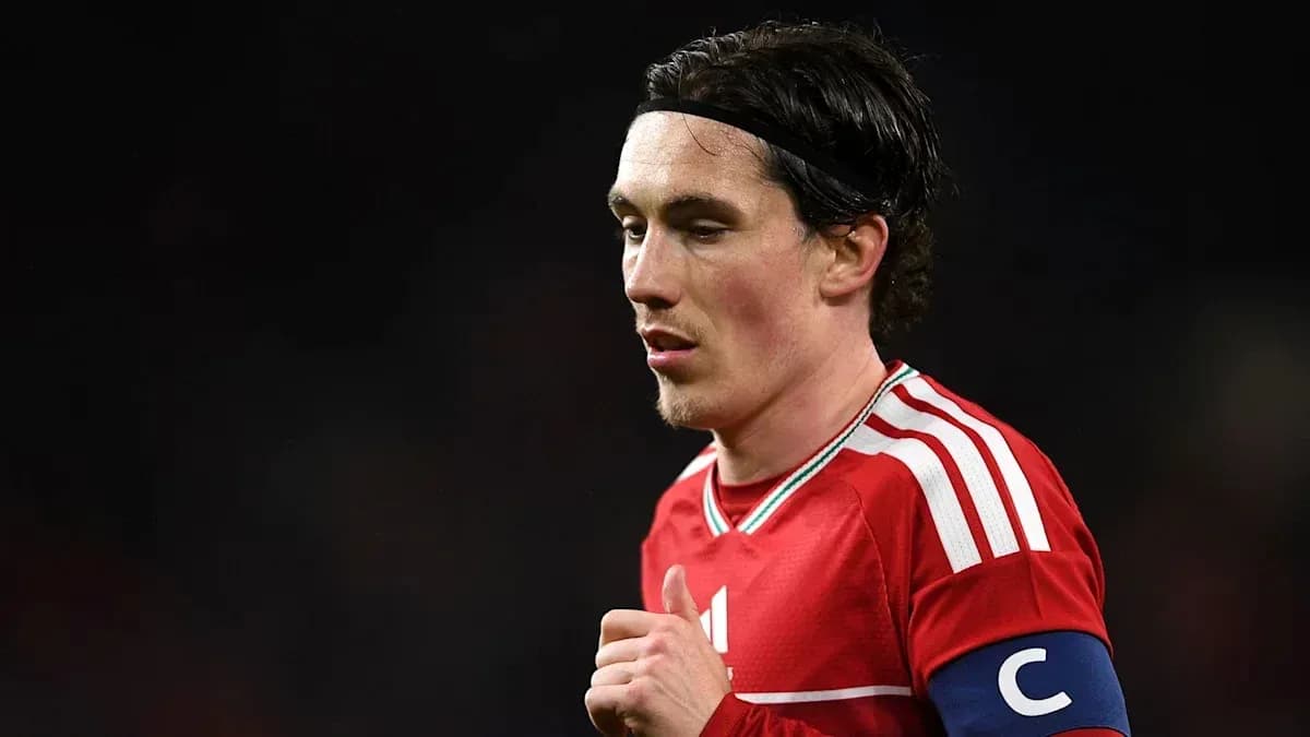 Игрок в красной форме с повязкой капитана Игрок в красной форме с повязкой капитана