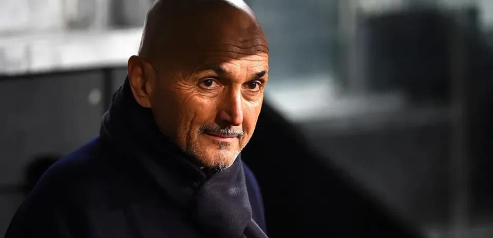 Тренер на скамейке запасных во время матча Тренер на скамейке запасных во время матча