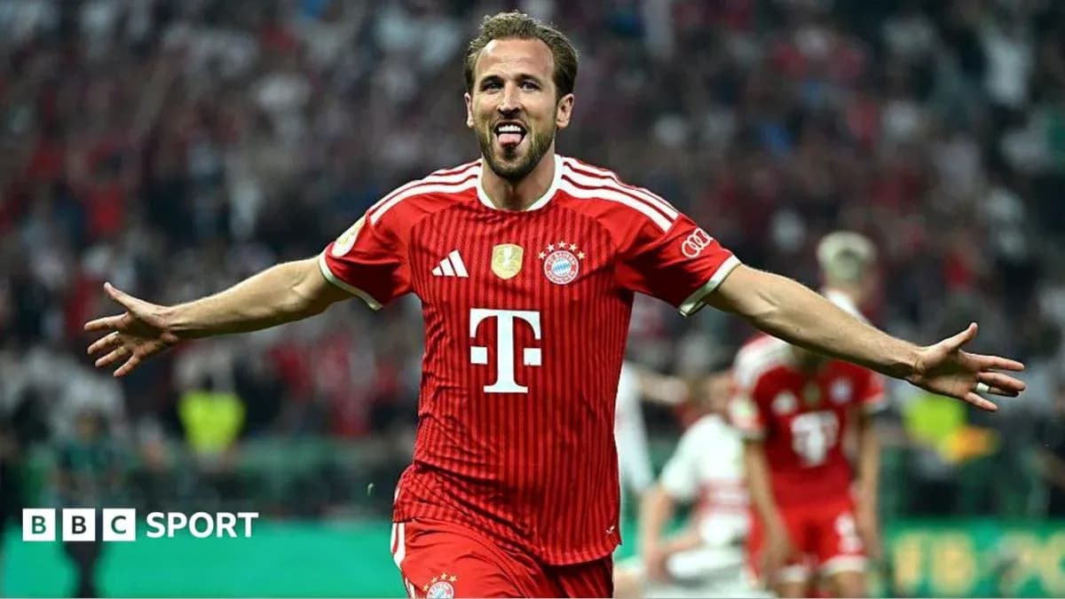 Игрок Баварии празднует гол на поле Игрок Баварии празднует гол на поле