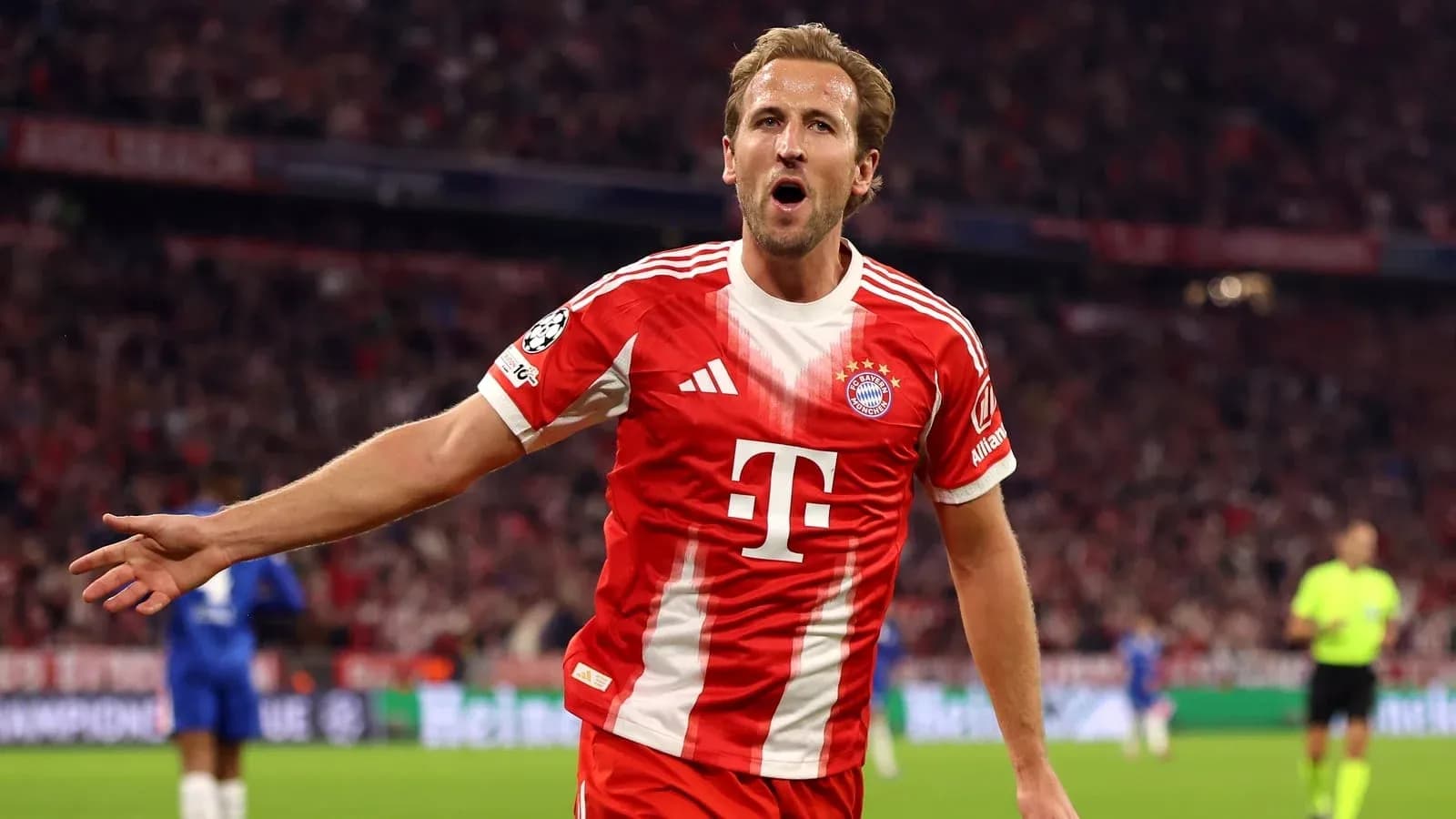 Игрок Bayern Munich празднует гол на стадионе Игрок Bayern Munich празднует гол на стадионе