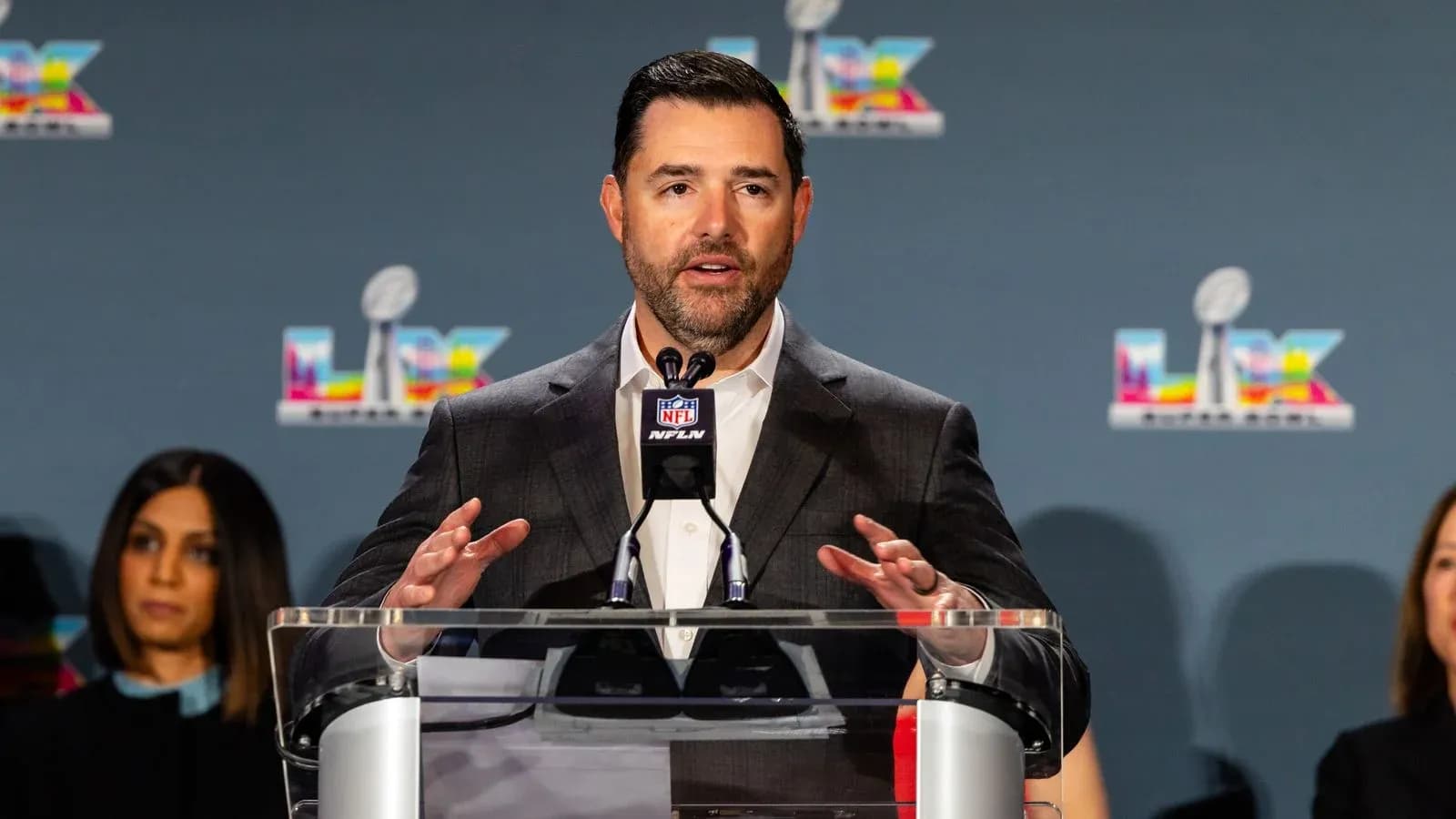 Спикер на пресс-конференции по NFL перед Супербоем Спикер на пресс-конференции по NFL перед Супербоем