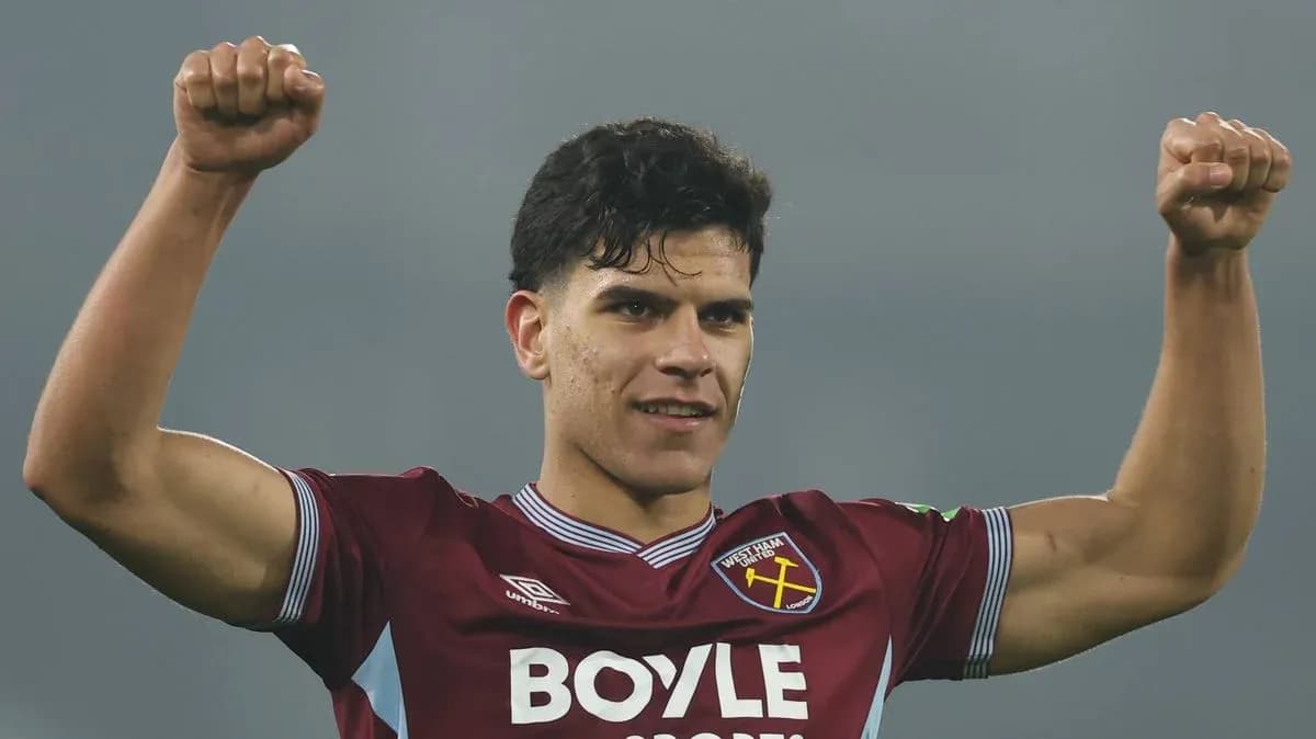 Игрок West Ham United празднует победу с поднятыми руками Игрок West Ham United празднует победу с поднятыми руками