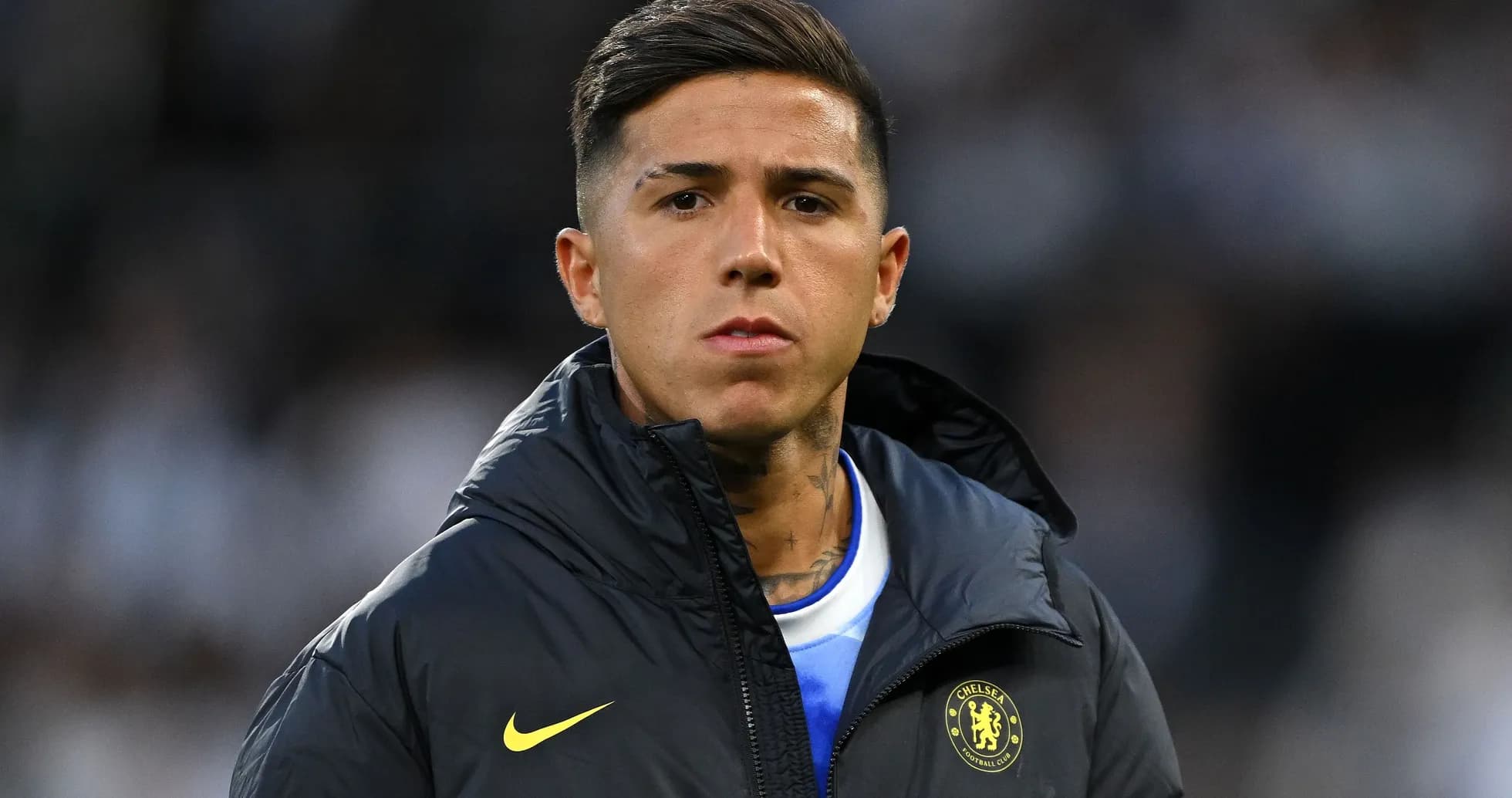 Игрок в куртке Chelsea на стадионе Игрок в куртке Chelsea на стадионе
