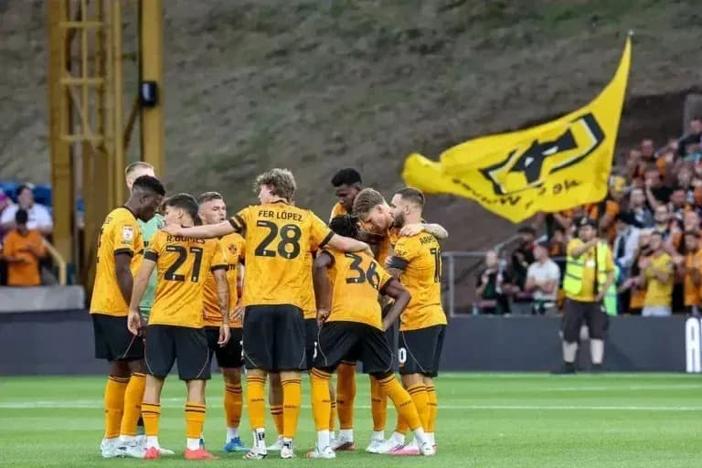 Игроки команды Wolves собираются в круге перед матчем Игроки команды Wolves собираются в круге перед матчем
