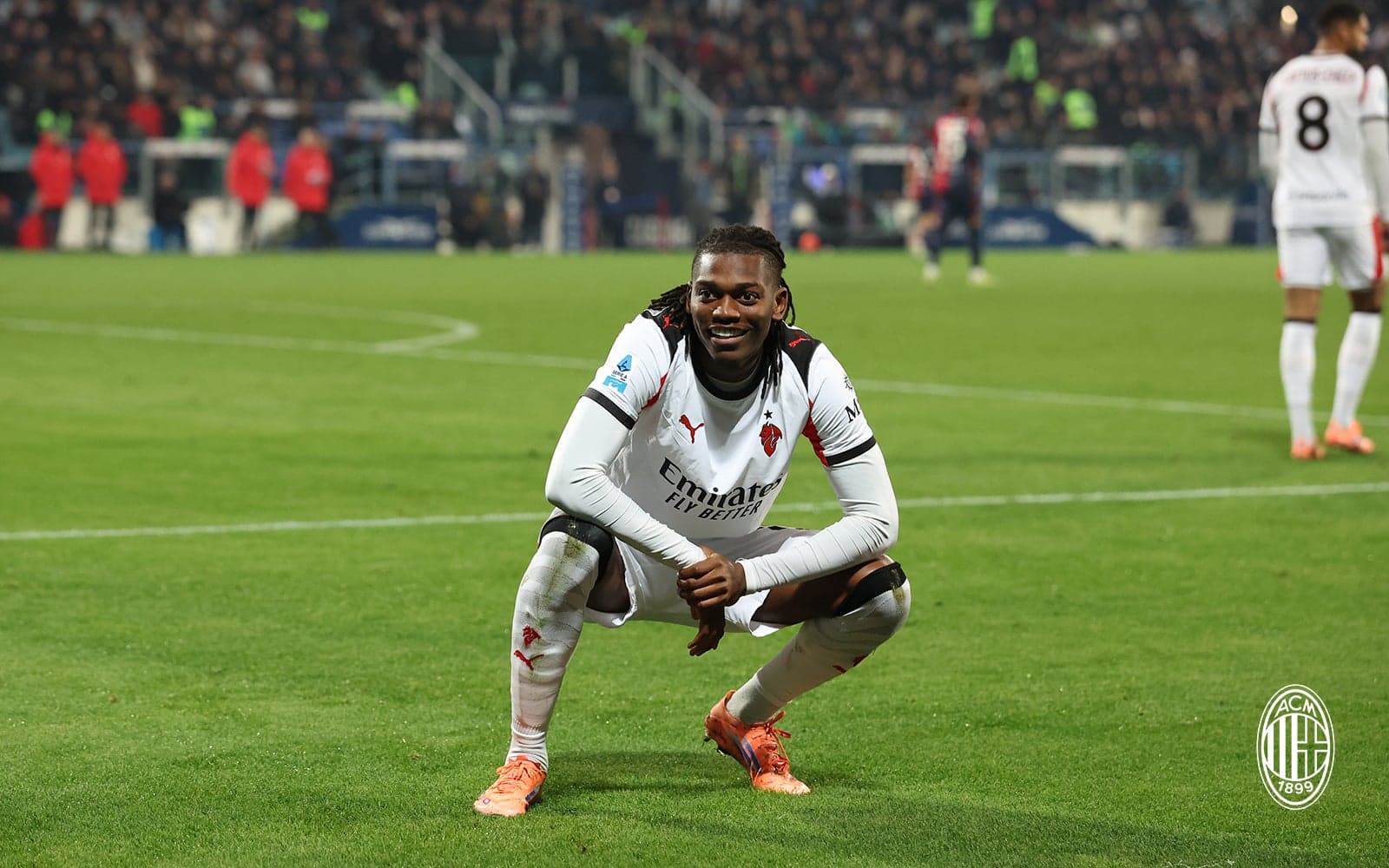 Игрок AC Milan празднует на поле Игрок AC Milan празднует на поле