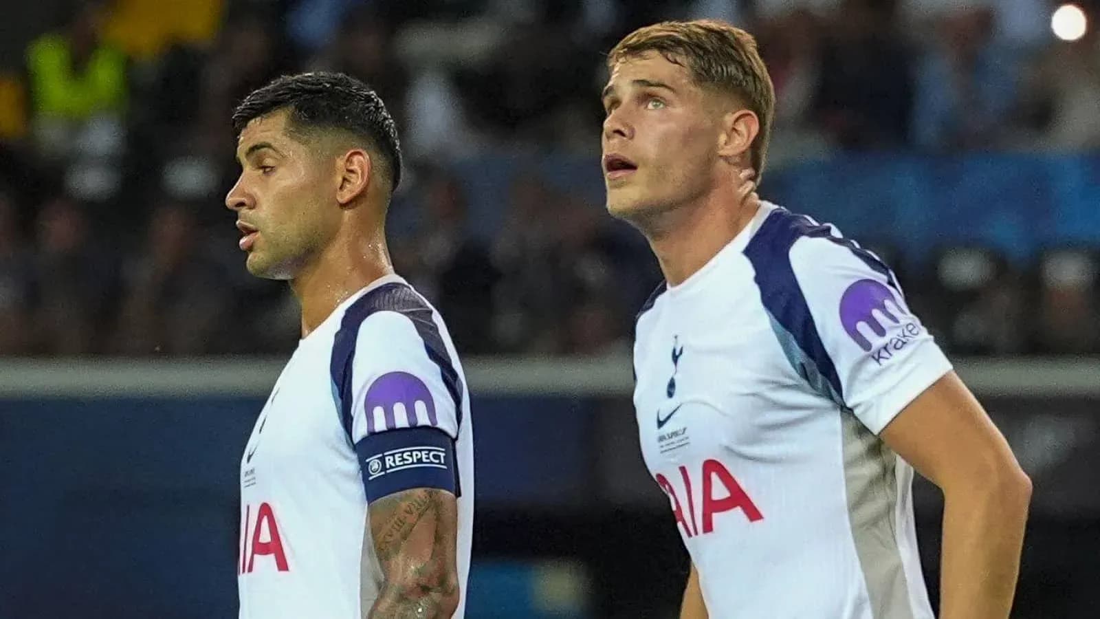 Два игрока Tottenham на поле во время матча Два игрока Tottenham на поле во время матча