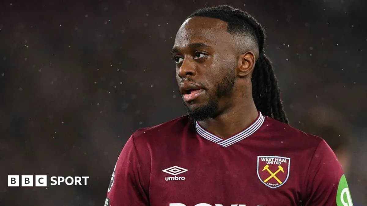 Игрок West Ham United на поле во время матча Игрок West Ham United на поле во время матча