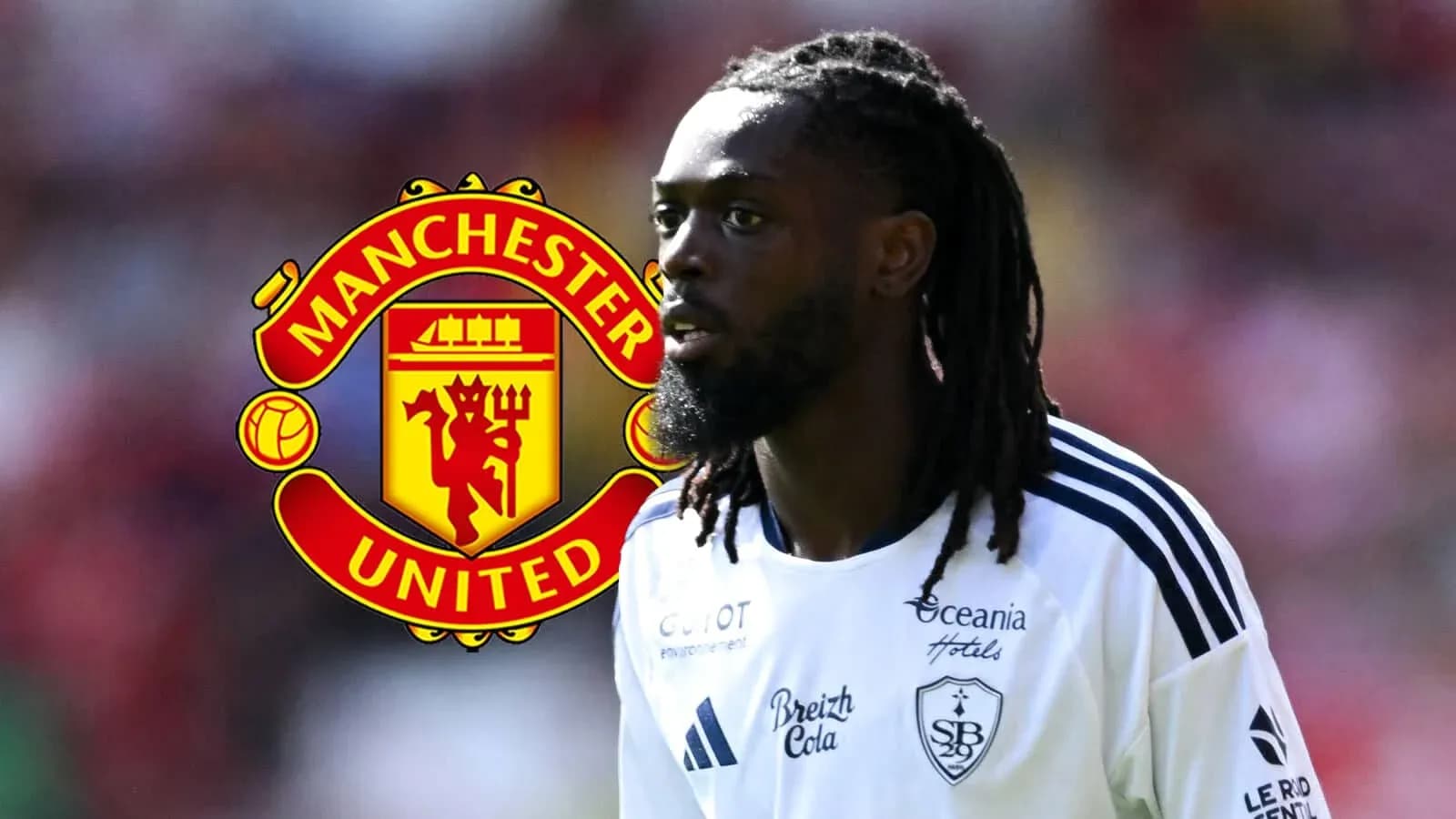Игрок в форме, на фоне логотипа Manchester United Игрок в форме, на фоне логотипа Manchester United