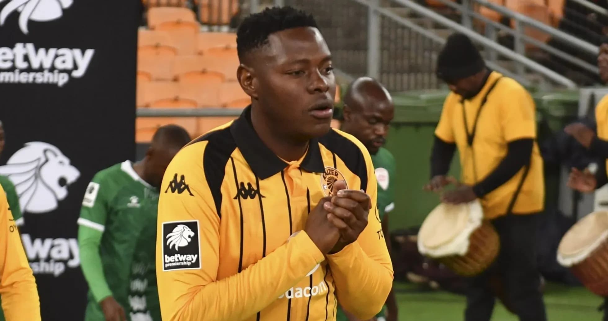 Игрок команды Kaizer Chiefs перед матчем на стадионе Игрок команды Kaizer Chiefs перед матчем на стадионе