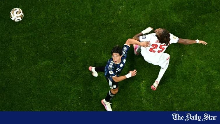 Игроки борются за мяч на поле Игроки борются за мяч на поле