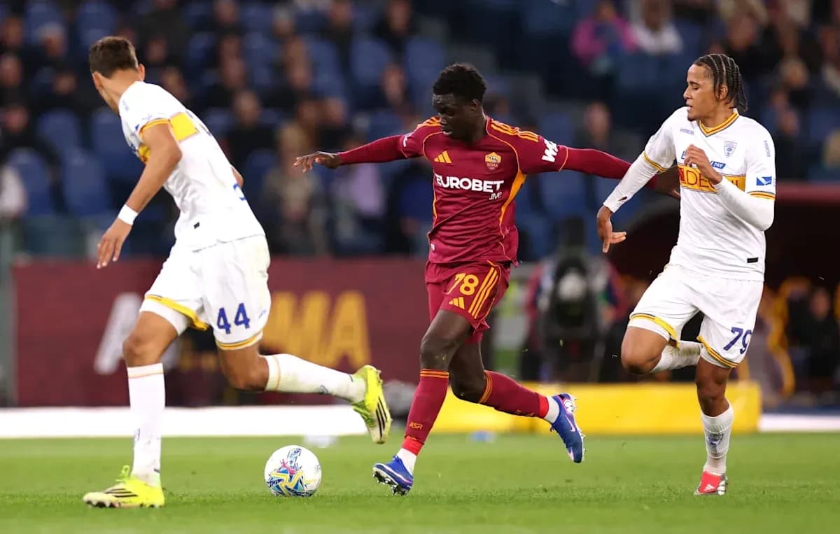 Игроки AS Roma и противника борются за мяч Игроки AS Roma и противника борются за мяч