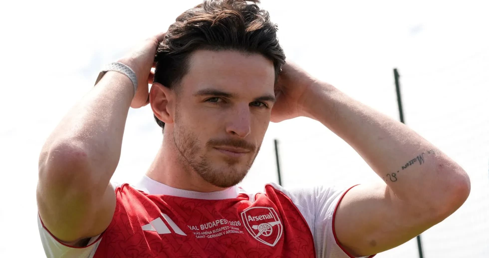 Игрок в форме Arsenal на тренировочной площадке Игрок в форме Arsenal на тренировочной площадке