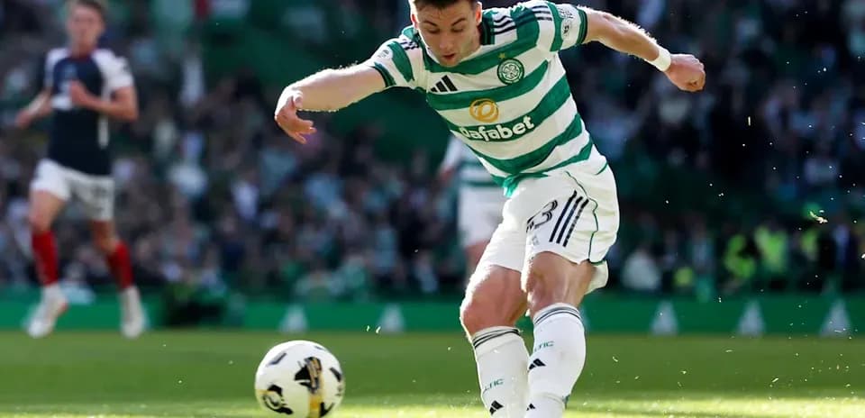 Игрок Celtic бьет по мячу на поле Игрок Celtic бьет по мячу на поле