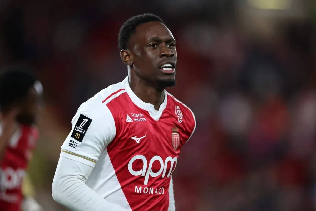Игрок AS Monaco в красной форме на поле Игрок AS Monaco в красной форме на поле