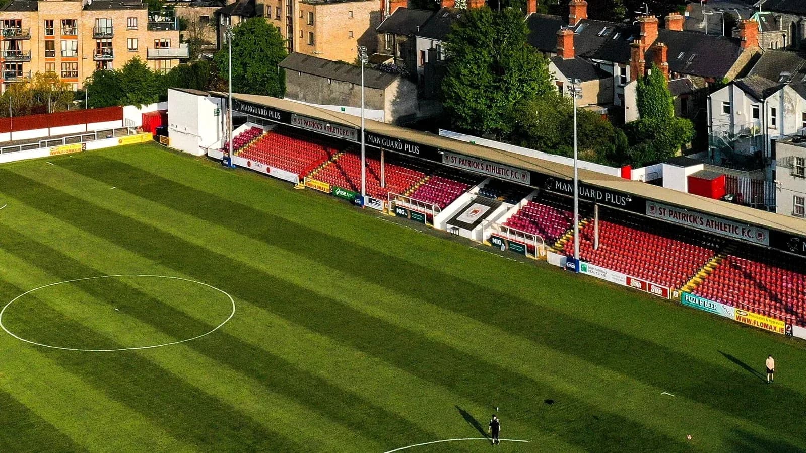 Пустой стадион St Patrick's Athletic F.C. с зелёным полем Пустой стадион St Patrick's Athletic F.C. с зелёным полем